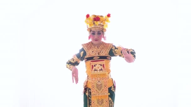 Les femmes portent des vêtements de danse traditionnels lors de la danse balinaise — Video