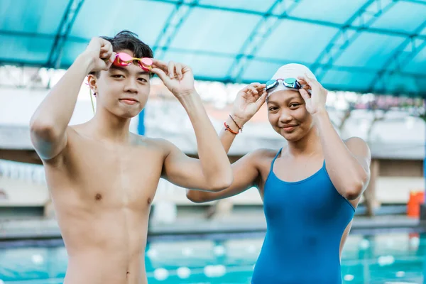 Adolescents nageurs se préparer à mettre des lunettes — Photo