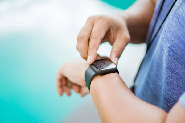 Primer plano de una mano del hombre sosteniendo y fijando un reloj — Foto de Stock