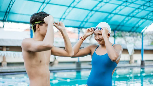 Schwimmer im Teenageralter machen sich bereit, sich eine Brille aufzusetzen — Stockfoto