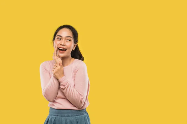 Asian girl screaming with a hand near mouth — Stock Photo, Image