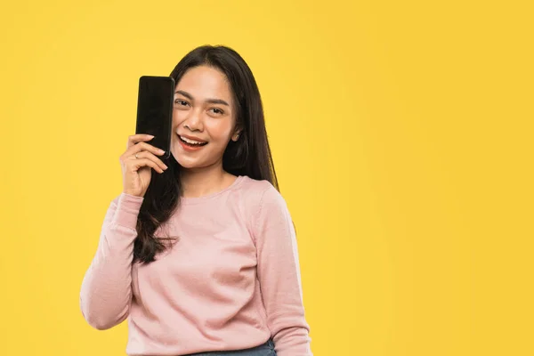 Bela asiática mulher segurando um smartphone colocado ao lado de rosto — Fotografia de Stock