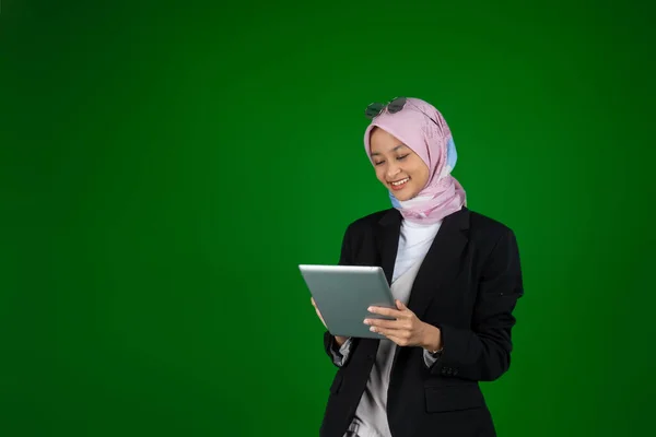 戴头巾的穆斯林女孩使用带有版权保护的数码平板电脑 — 图库照片