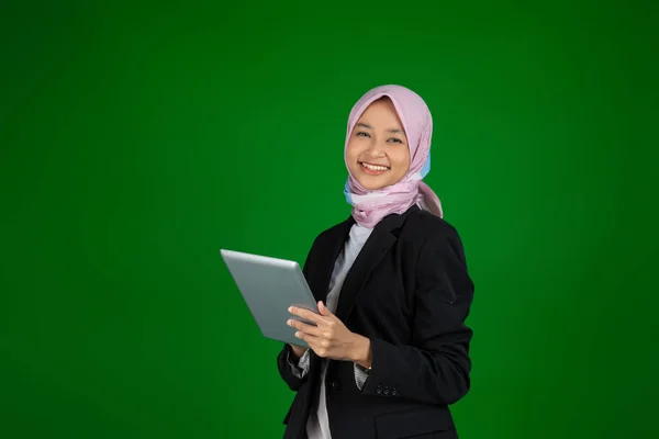 Fille musulmane dans le hijab en utilisant une tablette numérique avec copyspace — Photo