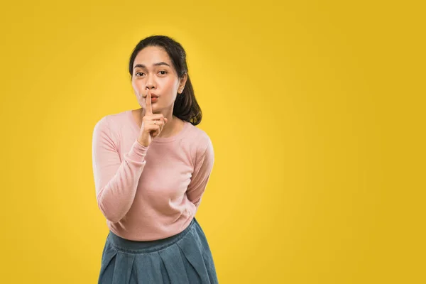 Junge asiatische Frau mit Silent Bitte Hand Geste in ihrem Mund — Stockfoto