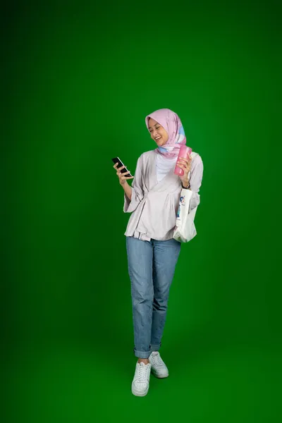 Excited asian muslim woman while using a mobile phone and credit card — Stock Photo, Image