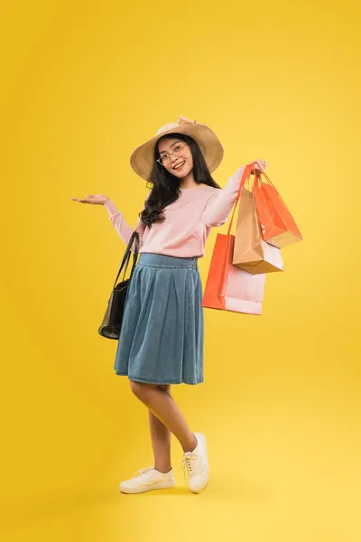Vacker kvinna händer bär shopping papperspåse presentera något — Stockfoto