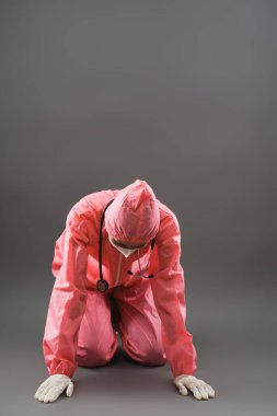 Tıbbi personel PPE giyiyor ve stresten maske takıyor.