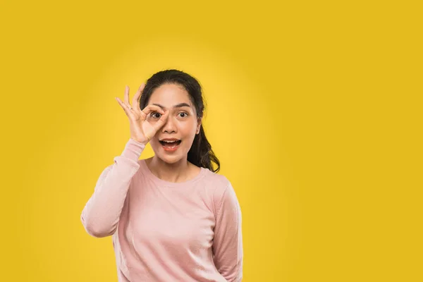 Gelukkig jong aziatisch vrouw met oke hand gebaar in een oog — Stockfoto