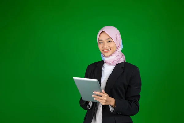 Muselman flicka i hijab använder en digital tablett med copyspace — Stockfoto