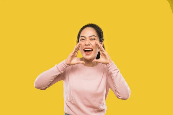 Portret van vrouw schreeuwen houden twee handen in de buurt van mond — Stockfoto
