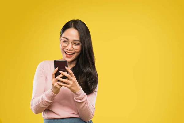 Žena v brýlích s úsměvem při používání mobilního telefonu — Stock fotografie