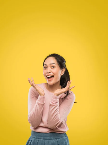 Mooie jonge vrouw lachen met twee handen open gebaar in de buurt van voorhoofd — Stockfoto