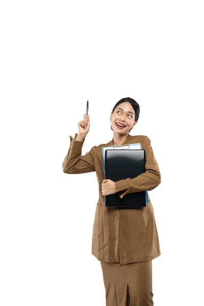 Mujer vistiendo uniforme con los ojos mirando hacia arriba y señalando la mano —  Fotos de Stock