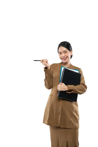 Funcionário público mulher com uniforme encontrar ideias enquanto carrega laptop — Fotografia de Stock