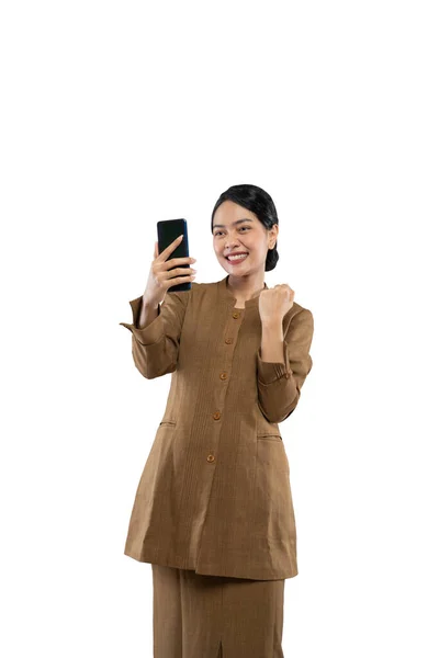 Γυναίκα με στολή ενθουσιασμένη κοιτάζοντας το τηλέφωνό της — Φωτογραφία Αρχείου