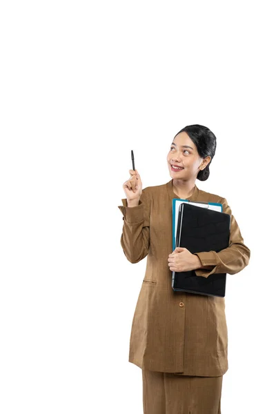 Funcionario mujer con uniforme encontrar ideas mientras lleva portátil —  Fotos de Stock
