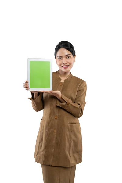 Mulher atraente vestindo uniforme cáqui sorrindo mostrando sua tela tablet — Fotografia de Stock