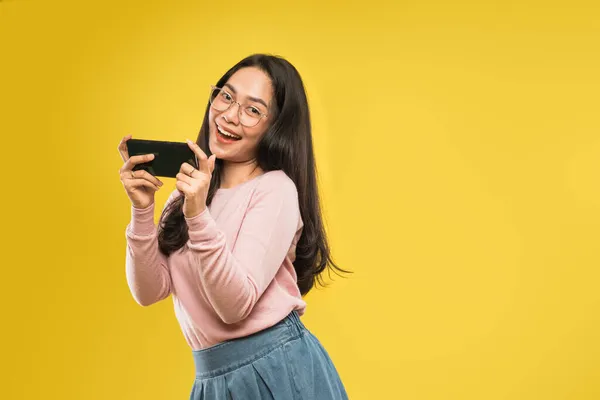 Bella donna ridendo guardando lo schermo di uno smartphone — Foto Stock