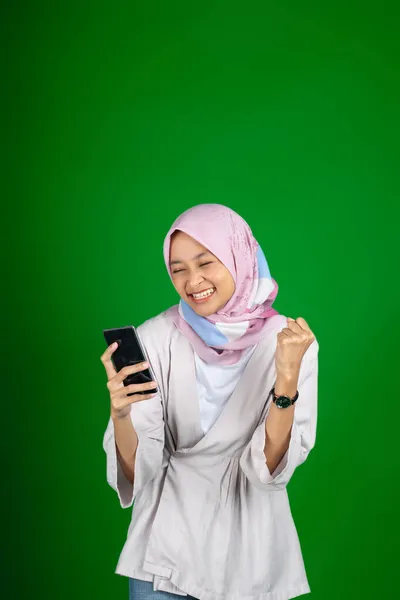 Menina asiática animado quando olhando para a tela do telefone móvel — Fotografia de Stock