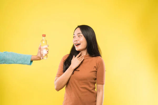 Törstig flicka erbjuds med flaska dricksvatten — Stockfoto