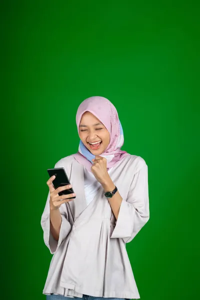 Menina asiática animado quando olhando para a tela do telefone móvel — Fotografia de Stock