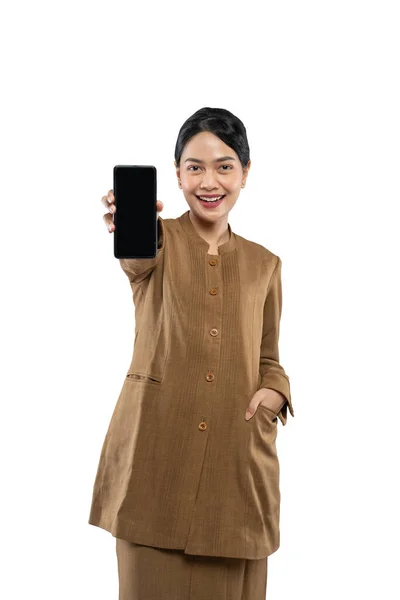 Mooie vrouw in de regering uniform tonen haar mobiele telefoon scherm naar de camera — Stockfoto