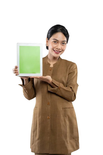 Vonzó nő khaki egyenruhát visel mosolygós mutatja neki tabletta képernyő — Stock Fotó