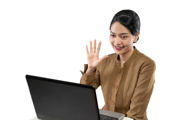 Devlet memuru üniformalı gülümseyen kadın çalışmak için dizüstü bilgisayar kullanıyor. — Stok fotoğraf