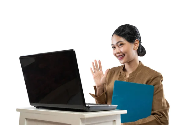 Mulher sorridente em uniforme de funcionário público usando laptop para trabalhar — Fotografia de Stock