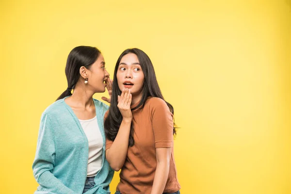 Vrouw verrast wanneer haar vriend praat fluisteren in haar oor met copyspace — Stockfoto