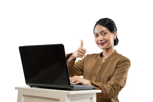 Lächelnde Frau in Beamtenuniform mit erhobenem Laptop — Stockfoto