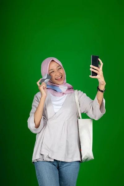 Woman in hijab happy using mobile phone for video call — Stock Photo, Image