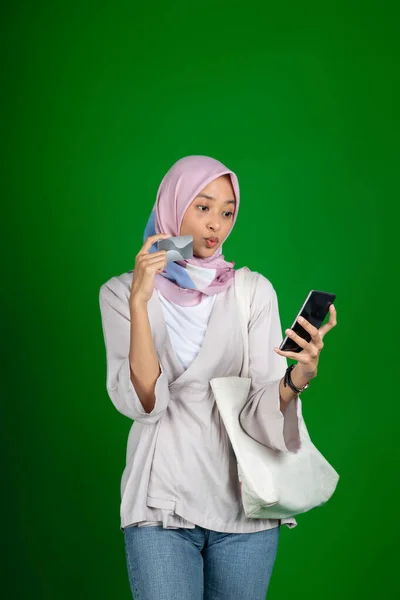 Женщина в хиджабе счастлива, используя мобильный телефон для видеозвонка — стоковое фото