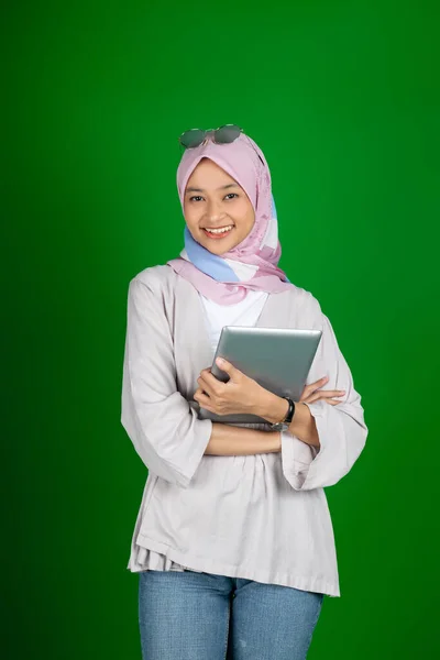 Menina muçulmana no hijab usando um tablet digital com copyspace — Fotografia de Stock