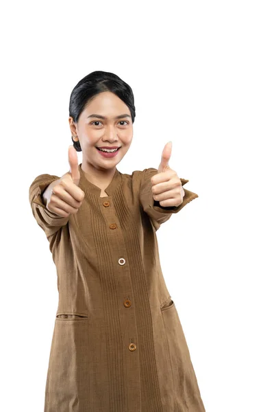 Zelfverzekerde burgerlijke vrouw draagt uniform staan met twee duimen tot camera — Stockfoto