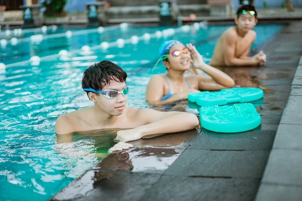 Un adolescent en lunettes de natation debout dans la piscine — Photo