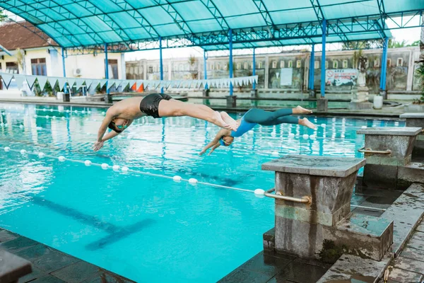 男子和女子运动员跳水时的跳水姿势 — 图库照片