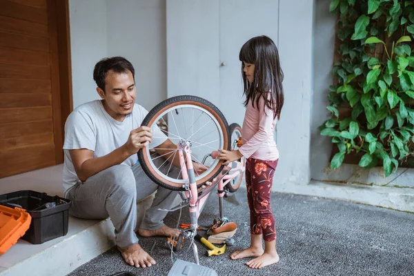 Asiatico padre e figlia riparazione bicicletta insieme — Foto Stock