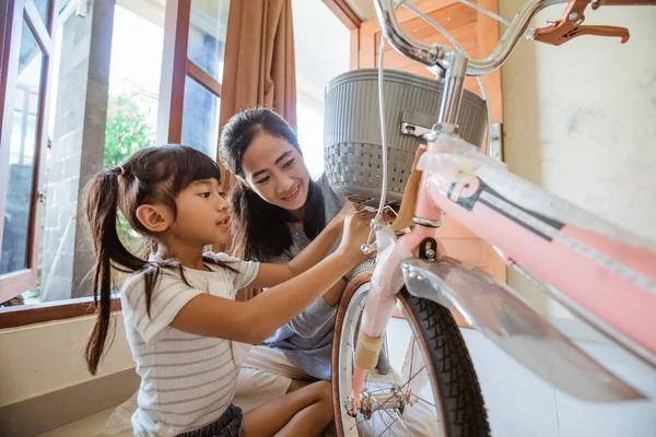 La unión de madre e hija instalando una cesta —  Fotos de Stock