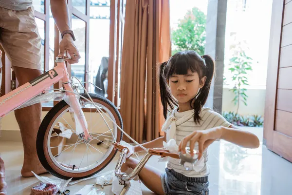 Asijské holčička drží nové montované mini kolo řídítka — Stock fotografie