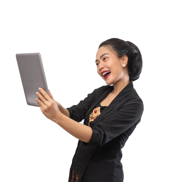태블릿 컴퓨터를 사용하는 키바 야를 가진 행복 한 아시아인 여성 — 스톡 사진
