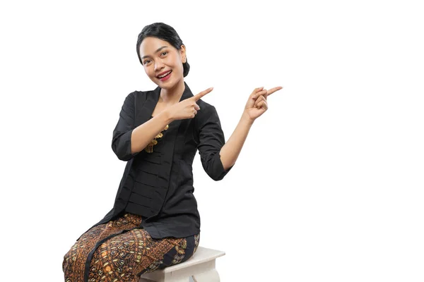 Wanita cantik mengenakan pakaian tradisional Jawa menunjuk ruang fotokopi — Stok Foto