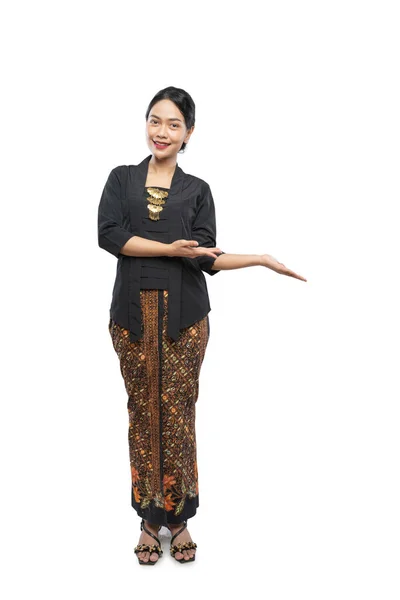 Vacker kvinna bär traditionella Javanese kläder presentera — Stockfoto