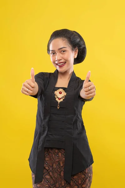 Asiatisk kvinna bär traditionell Javanese klänning med båda tummarna — Stockfoto