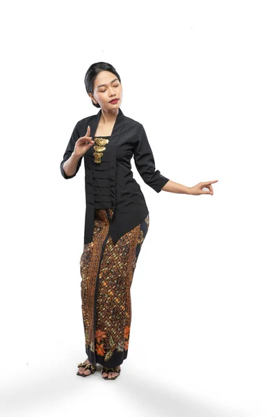 Wanita muda yang mengenakan pakaian tradisional Kebaya mengenakan gerakan tangan tari — Stok Foto