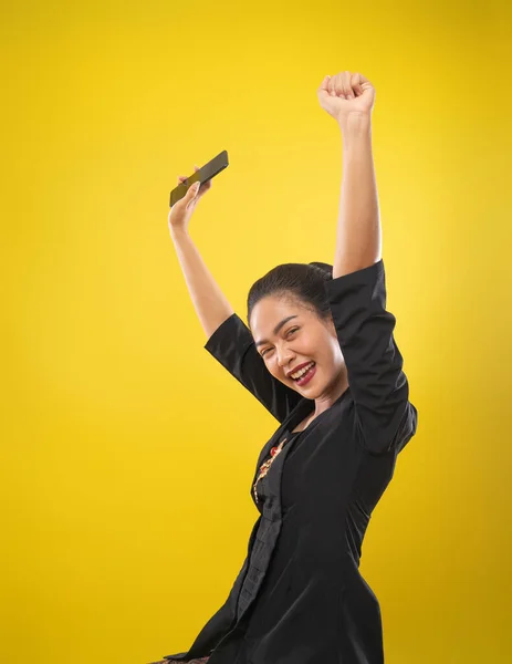 亚洲女人的侧视图 双手举着智能手机 背景孤立 — 图库照片