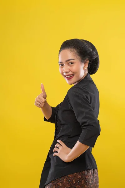 Hermosa mujer con vestido tradicional de Kebaya con los pulgares hacia arriba — Foto de Stock