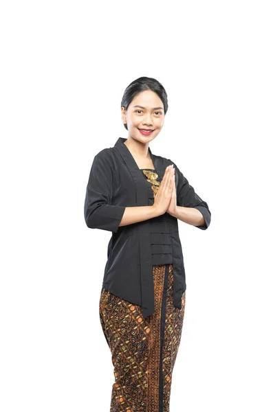 Mujer indonesia con una cara hermosa usando un Kebaya — Foto de Stock