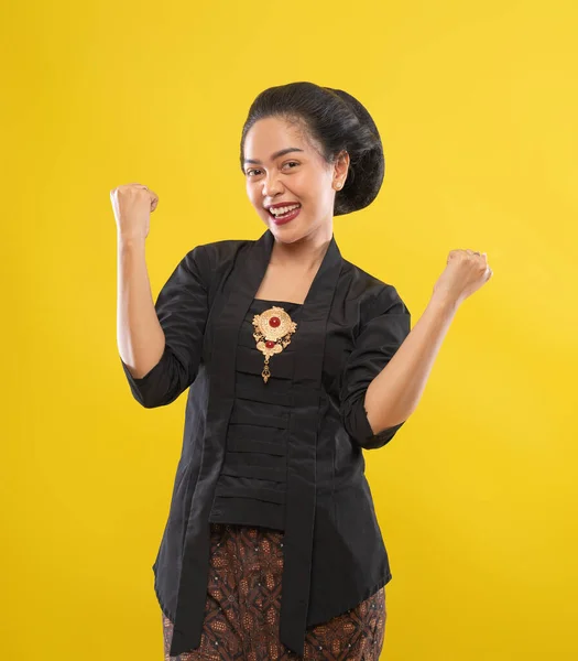 Eccitato asiatico donna indossare tradizionale giavanese abiti sì gesto — Foto Stock